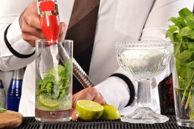 Barmen hazırlama mohito kokteyli.