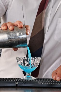 Barmen hazırlama mavi kokteyl