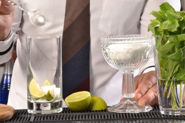 Barmen hazırlama mohito kokteyli.