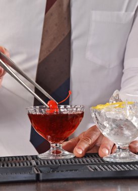 Barmen iki kokteyl hazırlama.