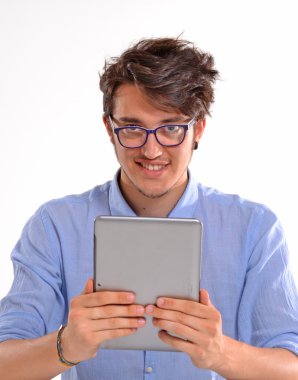 Genç öğrenci tablet kullanma