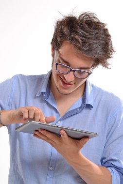Genç öğrenci tablet kullanma