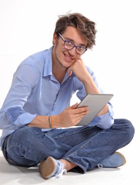 Genç öğrenci tablet kullanma