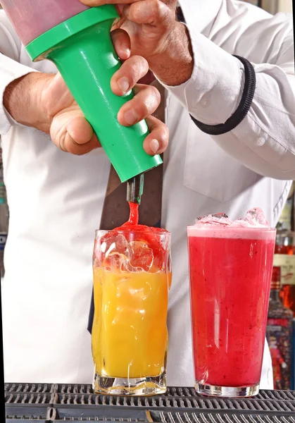 Barman voorbereiding cocktail drinken. — Stockfoto