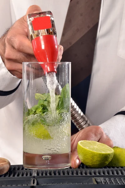 Barmann bereitet Mohito-Cocktail zu. — Stockfoto