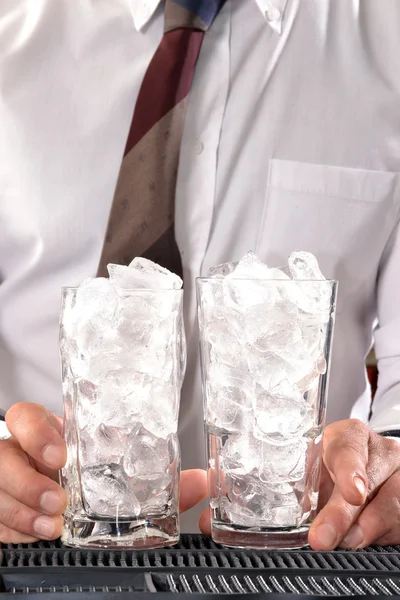 Empregado preparando coquetéis alcoólicos . — Fotografia de Stock