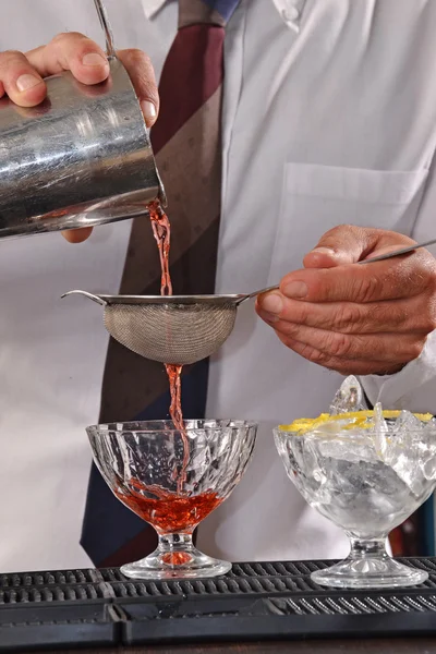 Barman voorbereiding van twee cocktail. — Stockfoto