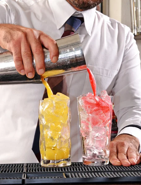 Bartender preparing cocktail drinks. — Stock Photo, Image