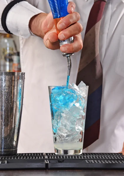 Blauwe cocktail drinken. — Stockfoto