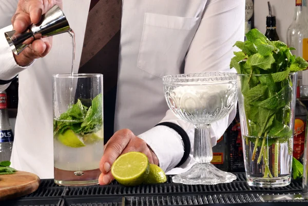 Barman voorbereiden mohito cocktail. — Stockfoto