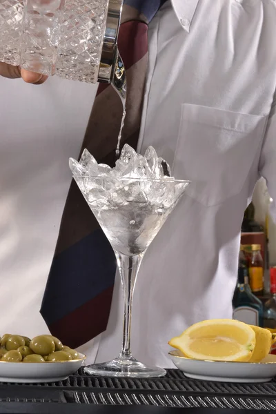 Barman preparing martini  cocktail — Stock Photo, Image