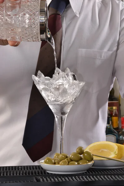 Barman preparing martini  cocktail — Stock Photo, Image