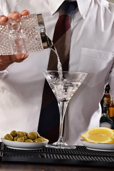 Barman preparing martini  cocktail — Stock Photo, Image
