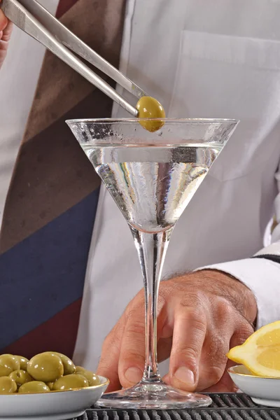 Barman připravuje martini koktejl. — ストック写真