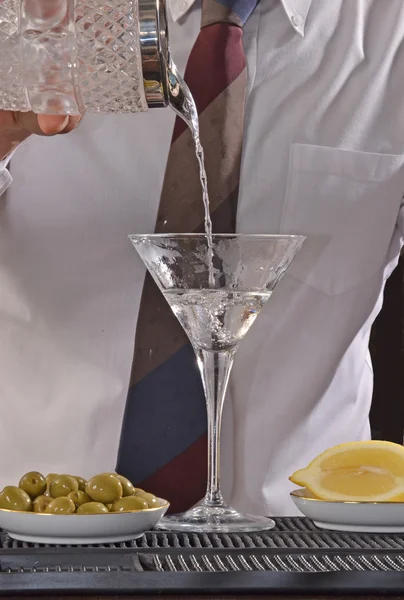 Barman preparing martini cocktail drink. — Stock Photo, Image