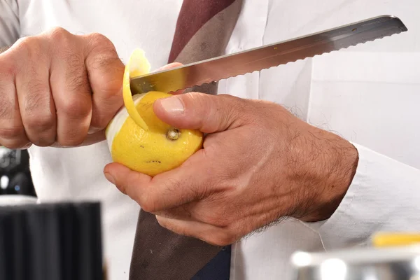 Barman peeling citron — Stockfoto