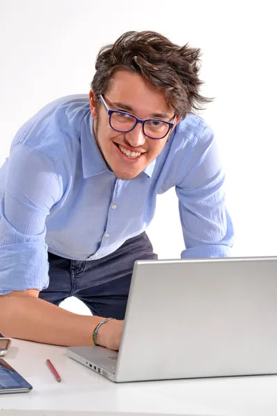 Succesvolle zakenman die op laptop werkt — Stockfoto