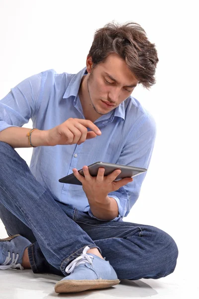 Jonge student met behulp van een Tablet PC — Stockfoto