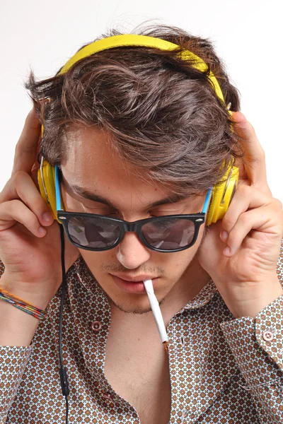 Hombre fumador con auriculares — Foto de Stock