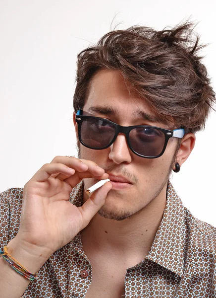 Smoking man wearing sunglasses. — Stock Photo, Image