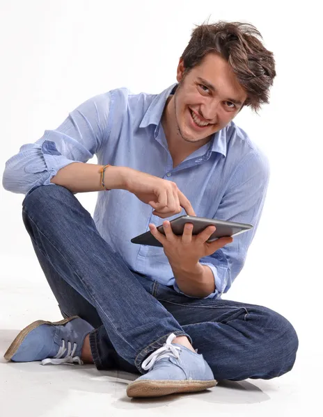 Estudiante joven usando una tableta — Foto de Stock