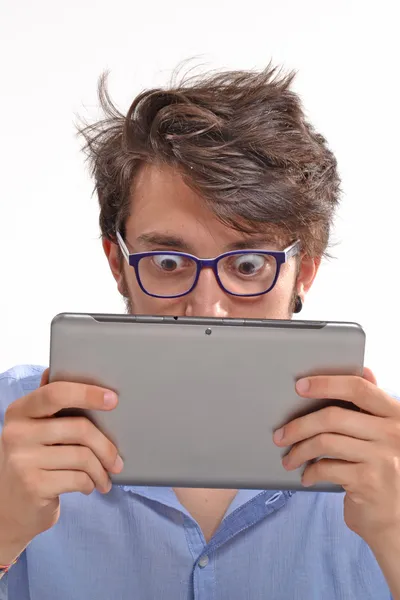 Jeune étudiant utilisant une tablette — Photo