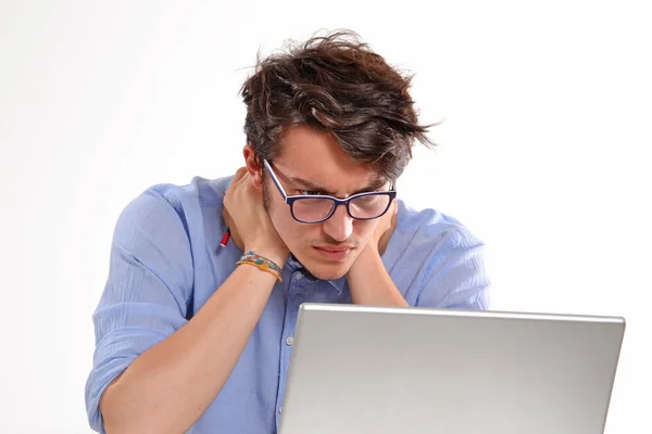 Zorgen zakenman met laptop — Stockfoto