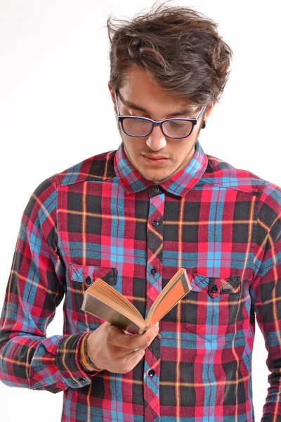 Student liest ein Buch. — Stockfoto