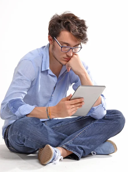Estudiante joven usando una tableta —  Fotos de Stock