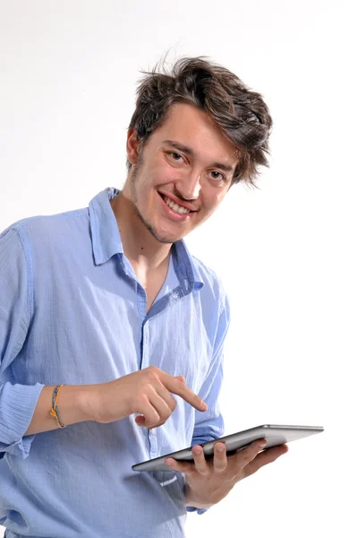 Jonge student met behulp van een Tablet PC — Stockfoto