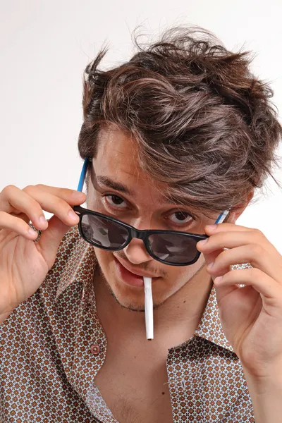 धूम्रपान करणारा माणूस सनग्लासेस परिधान . — स्टॉक फोटो, इमेज