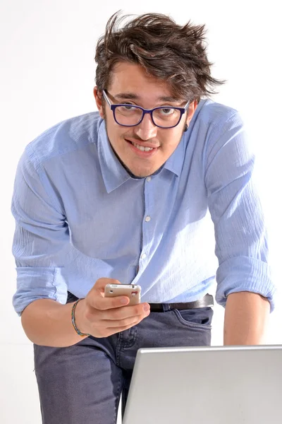 Zakenman die op computer laptop werkt — Stockfoto