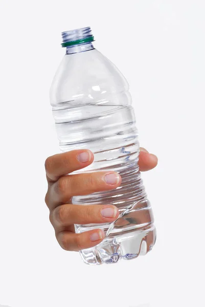 Mano Femminile Tenere Una Bottiglia Plastica Acqua Minerale Sfondo Bianco — Foto Stock