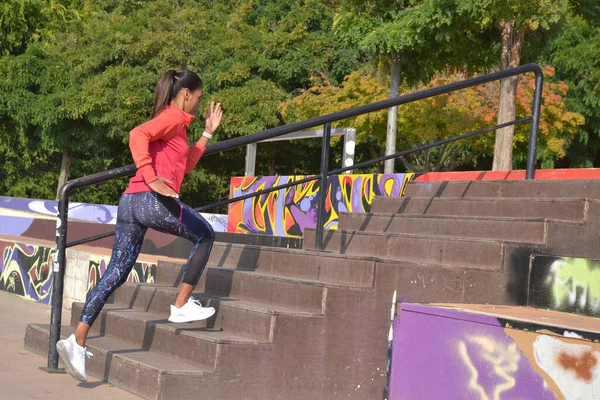 Mladá Latinská Žena Běží Městské Scéně Měřítko — Stock fotografie