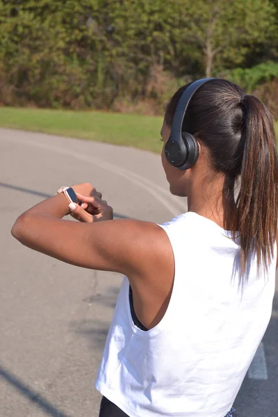 Latin Fitness Açık Havada Kol Saatine Bakan Bir Kadın Koşmaya — Stok fotoğraf