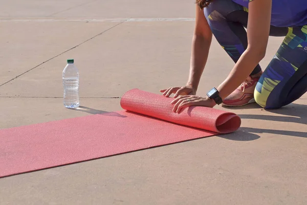 Fitness Świeżym Powietrzu Kobieta Toczenia Się Maty Siłowni Butelką Wody — Zdjęcie stockowe