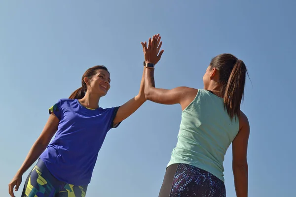 Két Fiatal Fitness Sport Latin Nők Kézfogás Kék Szabadban Háttér — Stock Fotó