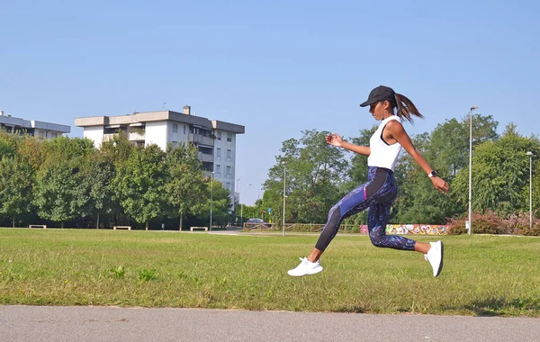 Fitness Femme Latine Plein Air Sautant Sur Fond Bleu Ciel — Photo