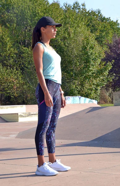 Fitness Trainer Stand Latina Mulher Exterior Parque Fundo — Fotografia de Stock