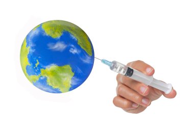 Kadın han beyaz arka planda izole bir şırınga tutun.