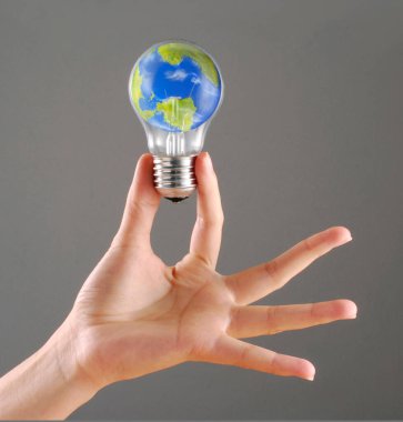 Küresel fikir üzerine bir ampul lambasının içinde bir dünya küresini ele alalım..