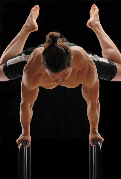 Freier Body Workout Mann Auf Calisthenic Parallelbarren — Stockfoto