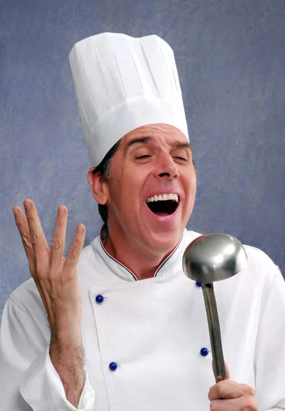 Щасливий Шеф Кухар Співає Кухонним Посудом Приготування Їжі — стокове фото