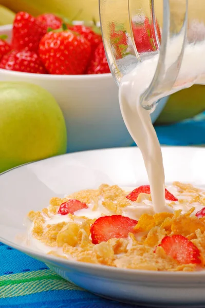 Häll Mjölk Spannmål Och Fruktskålen — Stockfoto