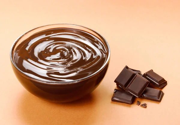 チョコレートクリームボウルとチョコレートスタック — ストック写真