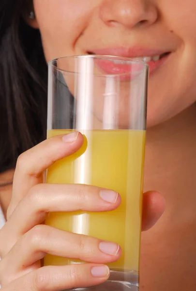 Ung Kvinna Dricker Apelsinjuice Glas Närbild Porträtt — Stockfoto