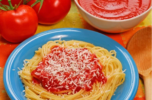 Tomatensauce Spaghetti Mit Parmiggiano Käse Und Zutaten — Stockfoto