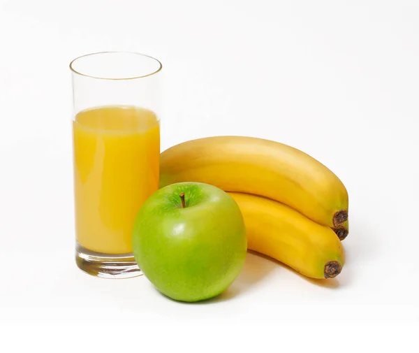 白色背景的橙汁杯和苹果香蕉露 — 图库照片