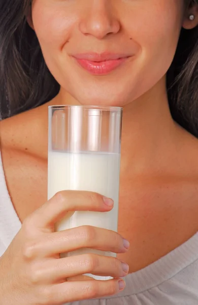 Schöne Junge Lateinische Frau Trinkt Ein Glas Milch — Stockfoto