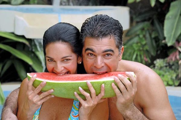 Jovem Casal Latino Feliz Comendo Melancia Piscina — Fotografia de Stock